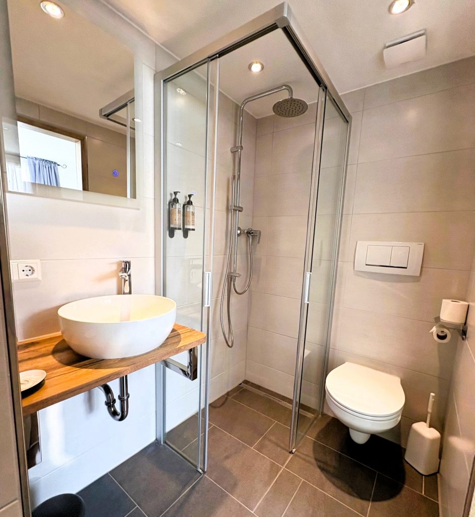 Modernes Duschbad das keine Wünsche offen lässt