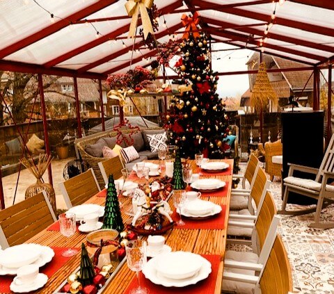 Glashaus mit Schwedenofen mit weihnachtlichen Beleuchtung