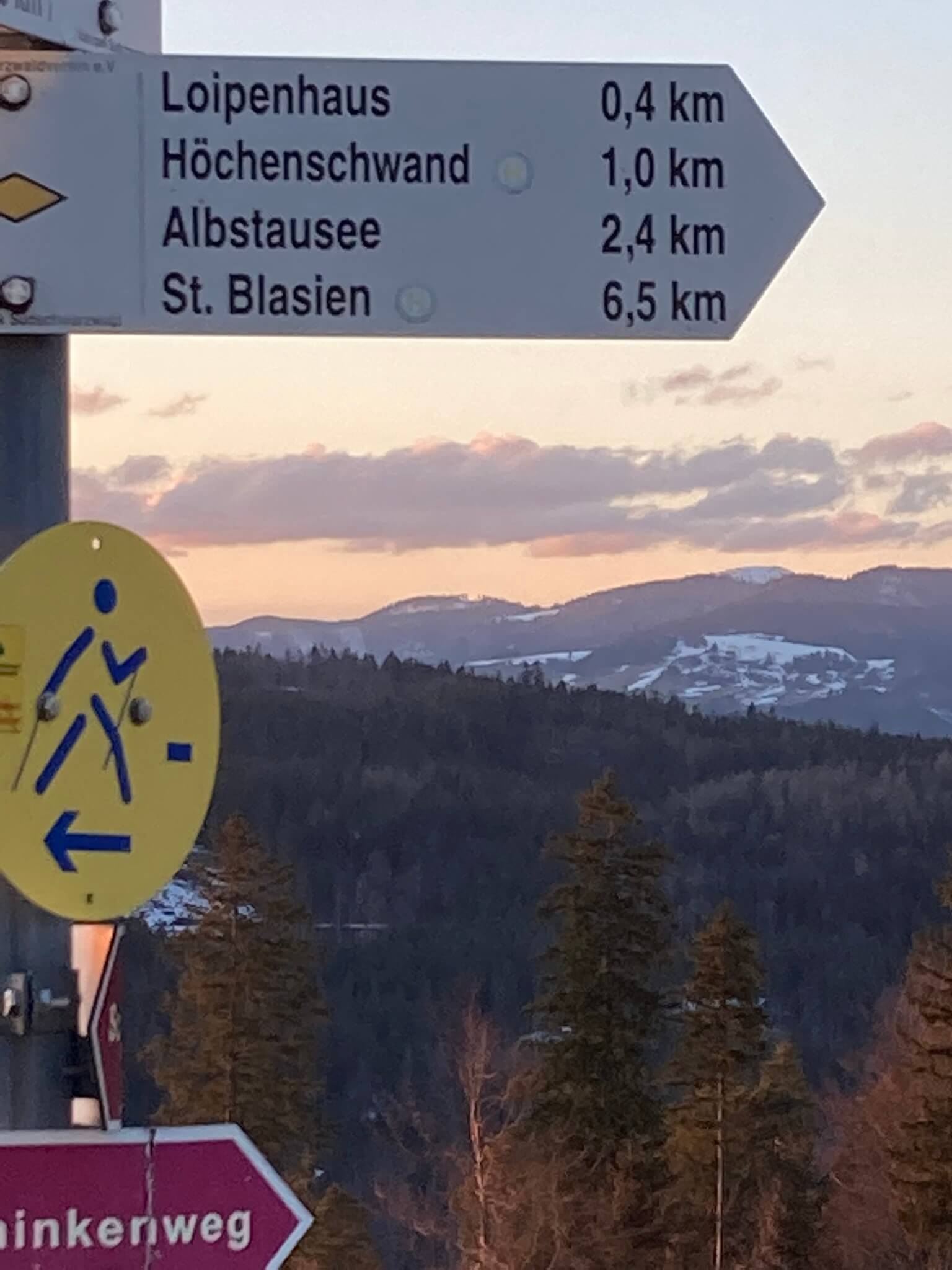 Wanderrouten mit Blick auf die Alpen